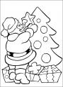 dibujo Santa Claus poniendo estrella en arbol